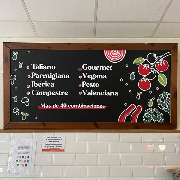 diseño de pizzarra terminado para decoracion interior de local comercial en valencia ciudad por amuralarte